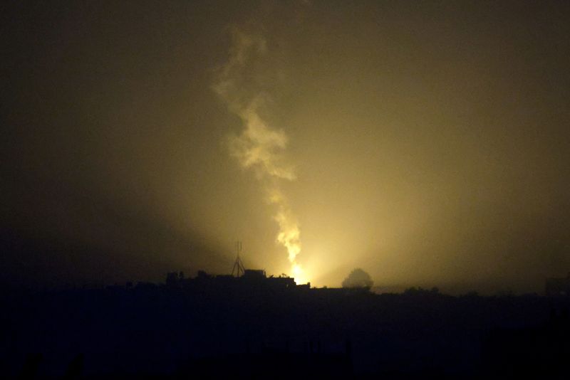 &copy; Reuters. Una llamarada cae sobre Gaza, vista desde el sur de Israel, en medio del actual conflicto entre Israel y el grupo palestino Hamás, 20 de noviembre de 2023. REUTERS/Alexander Ermochenko