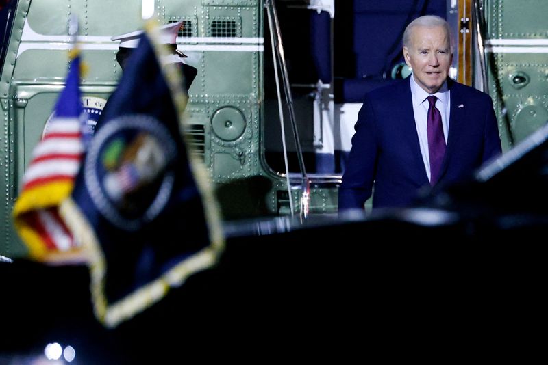 &copy; Reuters. FOTO DE ARCHIVO: El presidente de Estados Unidos, Joe Biden, desembarca del Marine One en la Base de la Guardia Nacional Aérea de Delaware de camino a Wilmington, en New Castle, Delaware, Estados Unidos, 17 de noviembre de 2023. REUTERS/Julia Nikhinson/A