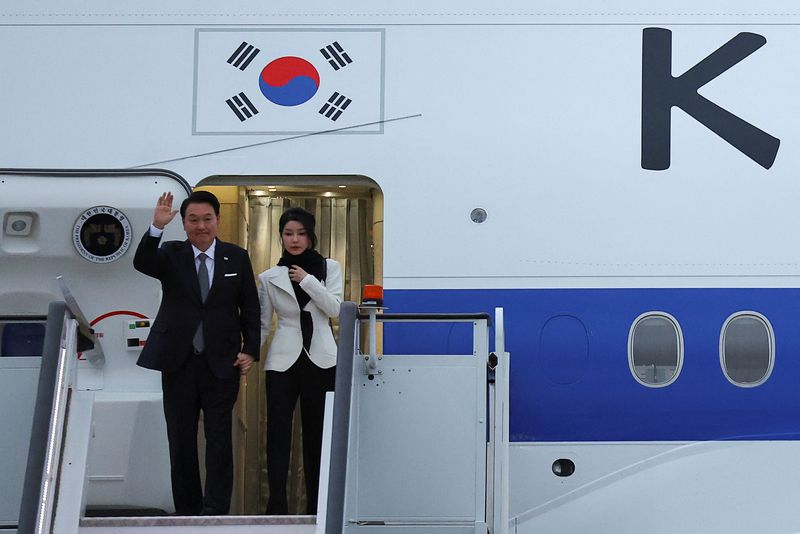 &copy; Reuters. South Korean President Yoon Suk Yeol and his wife Kim Keon Hee arrive at Stansted Airport for an official state visit, near London, Britain, November 20, 2023. REUTERS/Toby Melville