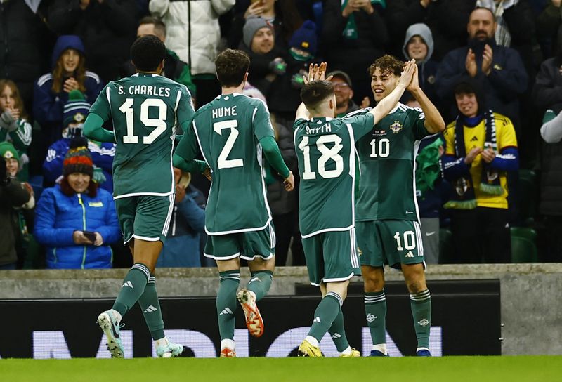 &copy; Reuters. ديون تشارلز لاعب أيرلندا الشمالية يحتفل مع زملائه بإحراز الهدف الثاني في الفوز  2-صفر على الدنمرك بالمجموعة الثامنة ضمن التصفيات المؤهلة لب