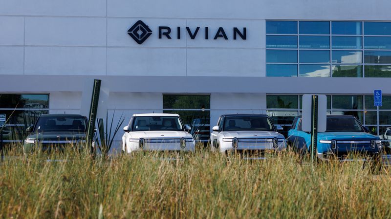 © Reuters. FILE PHOTO: A Rivian Automotive Inc facility is pictured in Costa Mesa, California, U.S.,November 1, 2023.     REUTERS/Mike Blake/File Photo