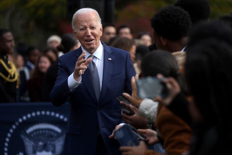 &copy; Reuters. O presidente dos EUA, Joe Biden, cumprimenta o público no gramado sul da Casa Branca em Washington
20/11/2023
REUTERS/Leah Millis