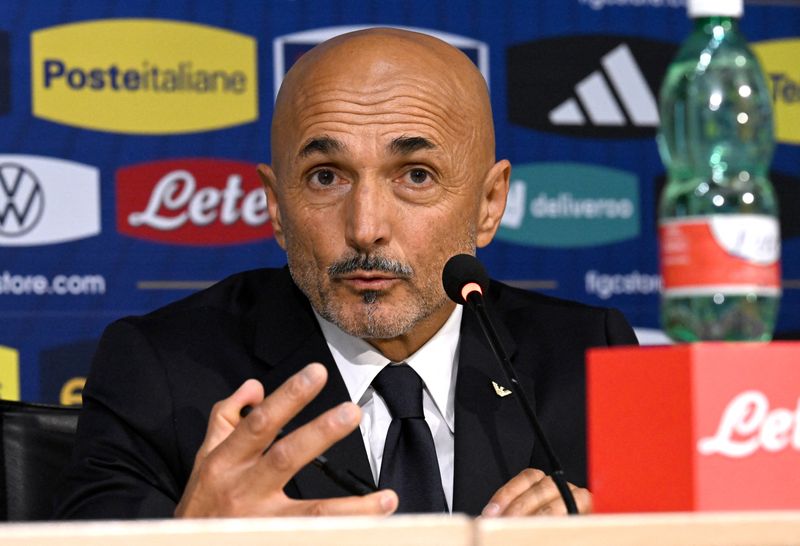 © Reuters. لوتشيانو سباليتي مدرب منتخب إيطاليا لكرة القدم يتحدث في مؤتمر صحفي بفلورنسا في الثاني من سبتمبر أيلول 2023 . تصوير : ألبرتو لينجريا - رويترز . 