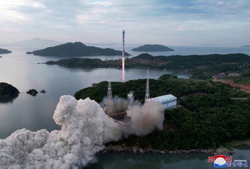 © Reuters. صورة ثابتة تظهر ما يبدو أنه عملية لإطلاق كوريا الشمالية صاروخ تشوليما-1 في مقاطعة تشولسان في 31 مايو أيار 2023 في هذه الصورة التي أصدرتها وكالة الأنباء المركزية الكورية الشمالية والمأخوذة من مقطع مصور . صورة لرويترز من الوكالة .  