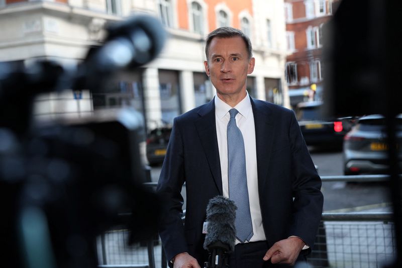 &copy; Reuters. British Chancellor of the Exchequer Jeremy Hunt speaks during an interview outside the BBC Broadcasting House, after his appearance on 'Sunday with Laura Kuenssberg', in London, Britain, November 19, 2023. REUTERS/Isabel Infantes/File Photo