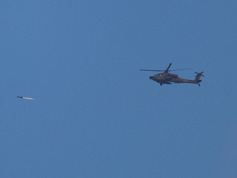 &copy; Reuters. طائرة هليوكوبتر عسكرية إسرائيلية من طراز أباتشي تطلق صاروخا أثناء تحليقها فوق قطاع غزة كما شوهدت من جنوب إسرائيل يوم الاثنين . تصوير : ألكسن