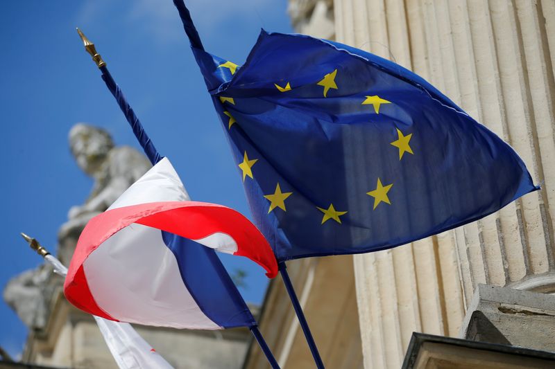 &copy; Reuters. 　１１月２０日、フランスは欧州連合（ＥＵ）の財政基準を満たさない可能性があり、ドイツとイタリアも十分に順守していないと見なされている。写真はＥＵとフランスの旗。フランスの