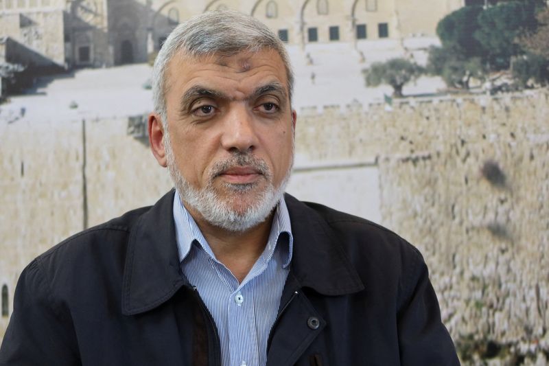 &copy; Reuters. عزت الرشق القيادي في حركة المقاومة الإسلامية الفلسطينية (حماس) يتحدث خلال مقابلة مع رويترز في العاصمة القطرية الدوحة في يوم  16 نوفمبر تشرين 