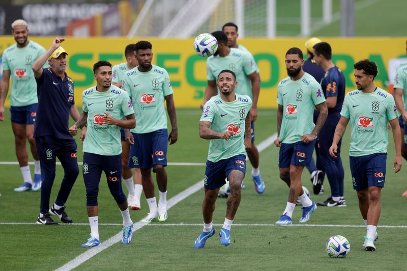 &copy; Reuters. لاعبو منتخب البرازيل خلال التدريب قبل مباراة بتصفيات أمريكا الجنوبية المؤهلة لكأس العالم لكرة القدم يوم 19 نوفمبر تشرين الثاني 2023. تصوير: ري
