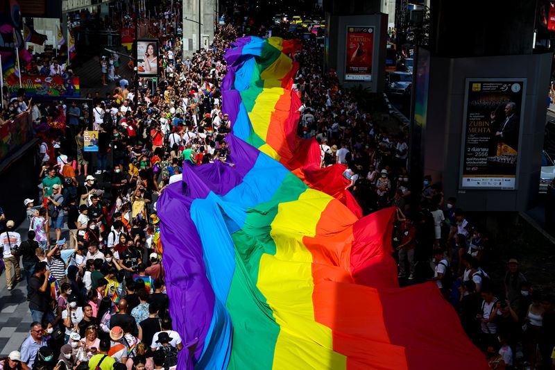&copy; Reuters. FOTO DE ARCHIVO. Varias personas participan en el desfile anual del Orgullo LGBTQ+ en Bangkok, Tailandia. 4 de junio de 2023. REUTERS/Athit Perawongmetha