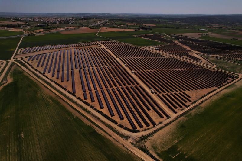 &copy; Reuters. Solar panels are pictured at a solar energy park in Saelices, Spain, May 11, 2022. Picture taken May 11, 2022. Picture taken with a drone. REUTERS/Guillermo Martinez/File Phtot