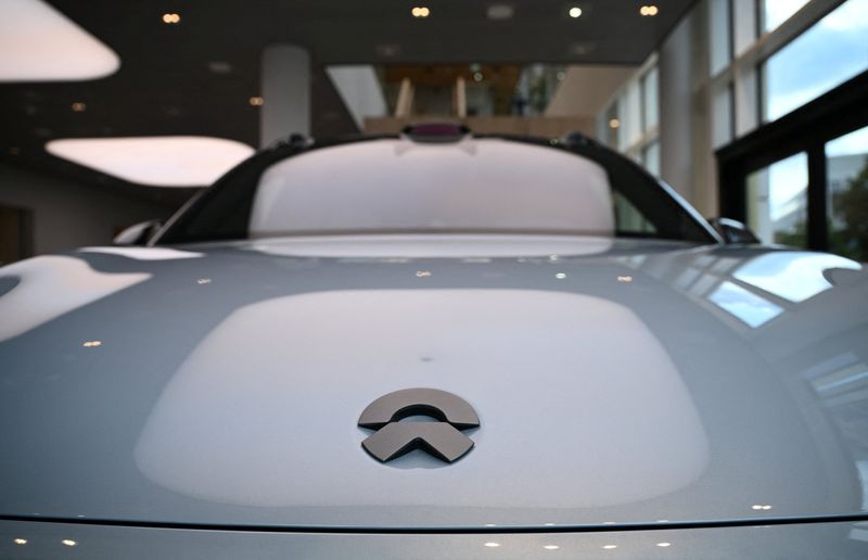 &copy; Reuters. 　１１月２１日、中国の新興電気自動車（ＥＶ）メーカー、蔚来汽車（ＮＩＯ、ニオ）は国有自動車大手の重慶長安汽車と電池交換が可能な電気自動車（ＥＶ）の開発で提携すると発表した