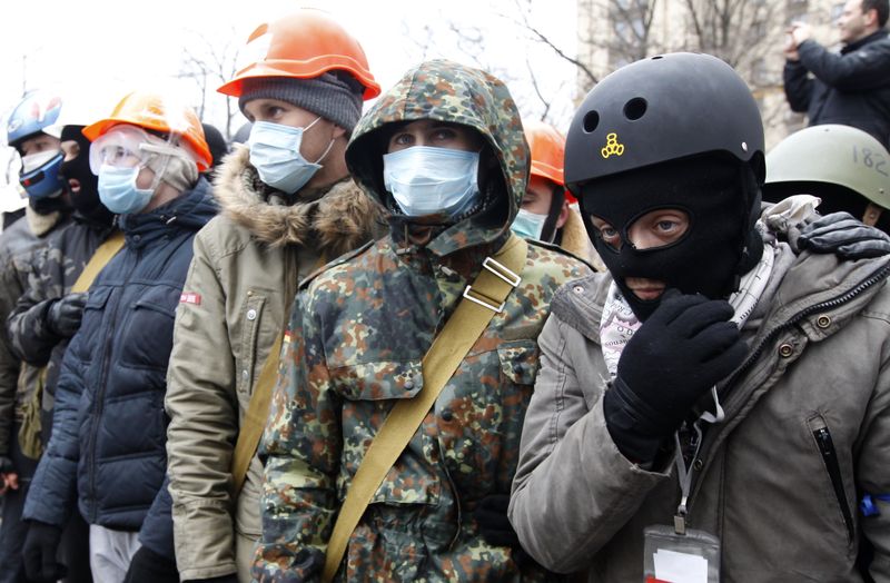 &copy; Reuters. FOTO DE ARCHIVO: Varios manifestantes con cascos y máscaras en una concentración organizada por los partidarios de la integración en la UE en Maidan Nezalezhnosti o Plaza de la Independencia, en el centro de Kiev, durante las manifestaciones contra Ví