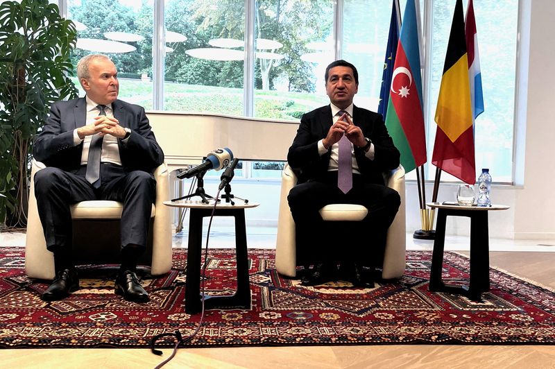 &copy; Reuters. FOTO DE ARCHIVO: Hikmet Hajiyev, asesor de política exterior del presidente de Azerbaiyán, Ilham Aliyev, y Vaqif Sadiqov, embajador de la República de Azerbaiyán en Bélgica y Luxemburgo y jefe de misión ante la UE, hablando con la prensa en Bruselas