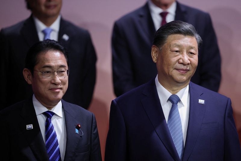 &copy; Reuters. Japan's Prime Minister Fumio Kishida and Chinese President Xi Jinping pose for a family photo during Asia-Pacific Economic Cooperation (APEC) CEO Summit in San Francisco, California, U.S. November 16, 2023. REUTERS/Carlos Barria/File Photo