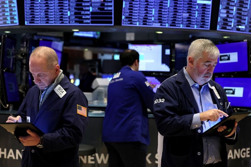 &copy; Reuters. Traders work on the floor at the New York Stock Exchange (NYSE) in New York City, U.S., November 17, 2023.  REUTERS/Brendan McDermid/File Photo