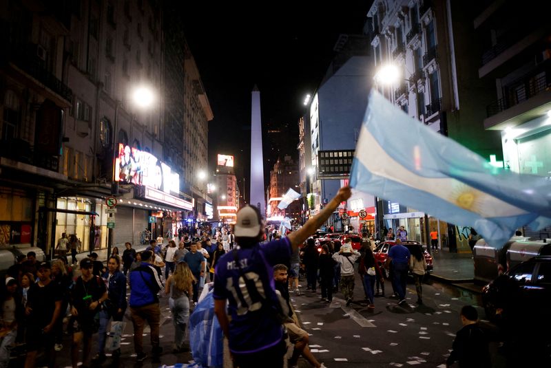 &copy; Reuters. Eleitores comemoram vitória de Javier Milei na eleição presidencial argentina
19/11/2023. REUTERS/Adriano Machado/File Photo