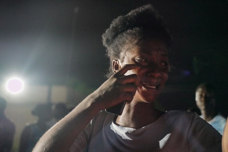 &copy; Reuters. امرأة خارج مستشفي جون إف. كنيدي الطبي حيث تم نقل المصابين عقب أن صدمت سيارة أنصار حزب الوحدة ورئيس ليبيريا المنتخب حديثًا جوزيف بواكاي أثناء
