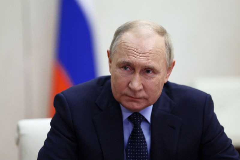 &copy; Reuters. الرئيس الروسي فلاديمير بوتين خلال اجتماع خارج موسكو يوم الاثنين. صورة لرويترز من وكالة سبوتنيك للأنباء.
