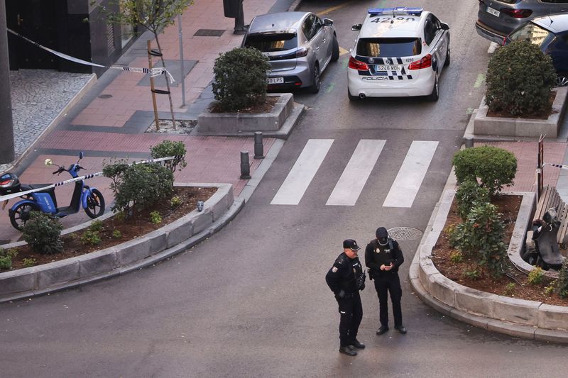 &copy; Reuters. FOTO DE ARCHIVO. La policía trabaja en el lugar donde Alejo Vidal-Quadras, expresidente del Partido Popular de Cataluña, recibió un disparo en la cara, en Madrid, España. 9 de noviembre de 2023. REUTERS/Nacho Doce