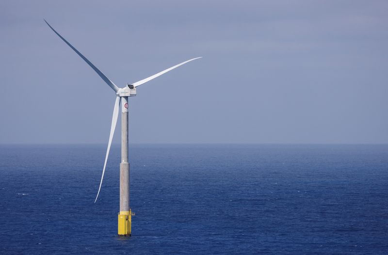 &copy; Reuters. Imagen de archivo de una turbina eólica en alta mar de la compañía Siemens Gamesa vista desde la costa de Telde, en la isla de Gran Canaria, España. 2 mayo 2022. REUTERS/Borja Suárez