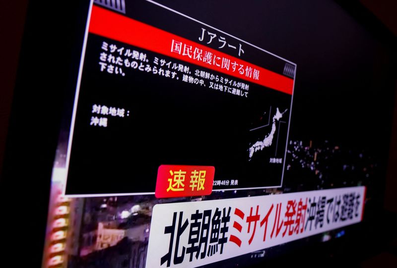 &copy; Reuters. Mensaje de alerta emitido por el gobierno en una pantalla de televisión en Tokio, Japón, tras el lanzamiento de un misil norcoreano. 21 noviembre 2023. REUTERS/Issei Kato