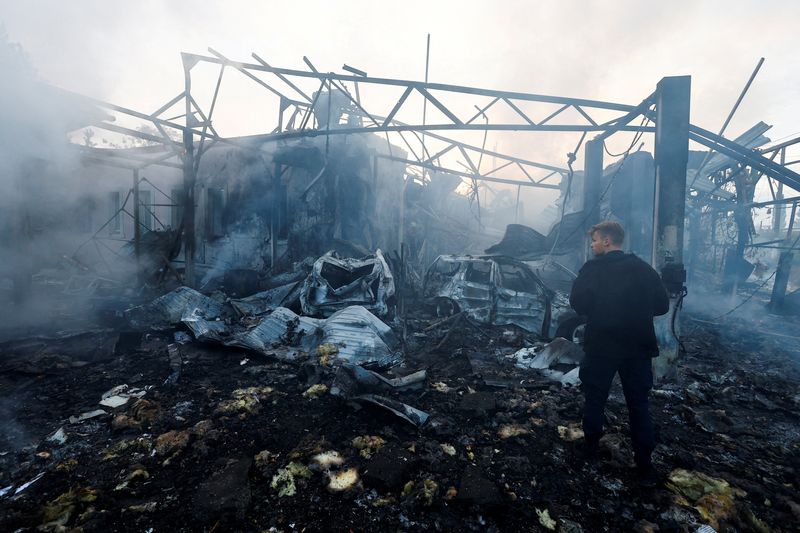 &copy; Reuters. Bombeiros combatem incêndio após ataque com mísseis russo em Kiev
 21/9/2023   REUERS/Valentyn Ogirenko