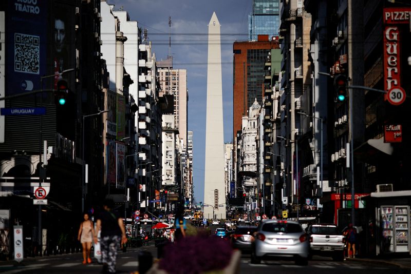 © Reuters. People walk on the street, a day after Argentina's runoff presidential election, in Buenos Aires, Argentina November 20, 2023. REUTERS/Adriano Machado