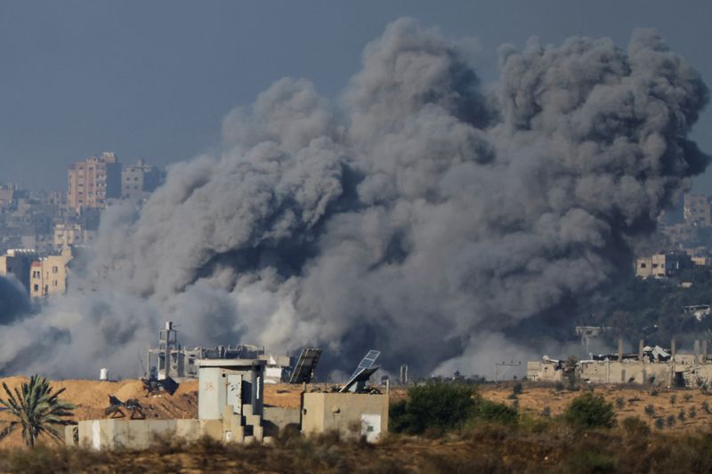 &copy; Reuters. Smoke rises after Israeli air strikes in Gaza, as seen from southern Israel, amid the ongoing conflict between Israel and the Palestinian group Hamas, November 21, 2023. REUTERS/Alexander Ermochenko