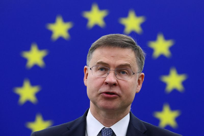 &copy; Reuters. Il vicepresidente esecutivo della Commissione europea Valdis Dombrovskis si rivolge a una sessione plenaria del Parlamento europeo a Strasburgo, Francia, il 13 giugno 2023. REUTERS/Yves Herman