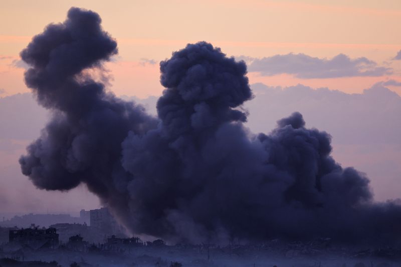 &copy; Reuters. Smoke rises after Israeli air strikes in Gaza, as seen from southern Israel, amid the ongoing conflict between Israel and the Palestinian group Hamas, November 21, 2023. REUTERS/Alexander Ermochenko