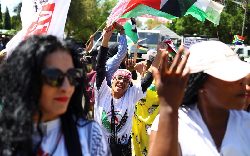 &copy; Reuters. أنصار حزب المؤتمر الوطني الأفريقي الحاكم في جنوب أفريقيا وأحزاب سياسية مختلفة يتظاهرون تضامنا مع الشعب الفلسطيني خارج السفارة الإسرائيلية