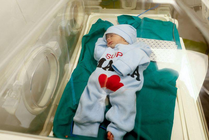 &copy; Reuters. الرضيع الفلسطيني أنس سبيتة بعد إجلائه من مستشفى الشفاء في مدينة غزة في مستشفى رفح جنوب قطاع غزة يوم الثلاثاء. تصوير: إبراهيم أبو مصطفى- رويتر