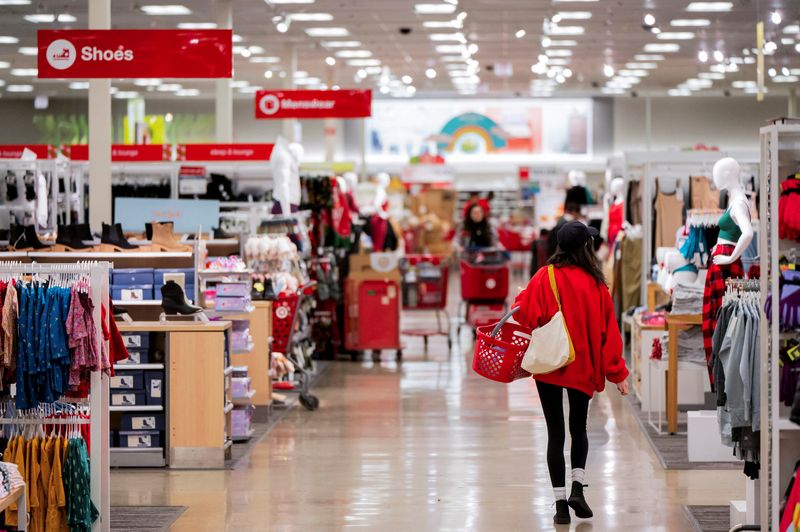 © Reuters. Shoppers converge in a Target store ahead of the Thanksgiving holiday and traditional Black Friday sales in Chicago, Illinois, U.S. November 21, 2023.  REUTERS/Vincent Alban