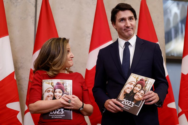 © Reuters. Canada's Deputy Prime Minister and Minister of Finance Chrystia Freeland and Prime Minister Justin Trudeau stand next to each other before delivering the fall economic statement in Ottawa, Ontario, Canada November 21, 2023. REUTERS/Blair Gable