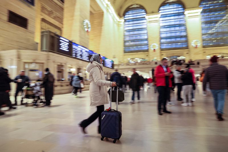 © Reuters. Travelers navigate through Grand Central Terminal, as people begin to travel ahead of the Thanksgiving holiday,  in New York City, U.S., November 21, 2023. REUTERS/Brendan McDermid