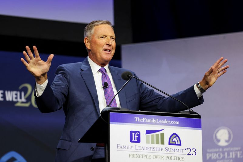 © Reuters. File photo: Bob Vander Plaats, President and CEO of The Family Leader, speaks during the Family Leadership Summit at the Iowa Events Center in Des Moines, Iowa, U.S., July 14, 2023. REUTERS/Scott Morgan/File photo