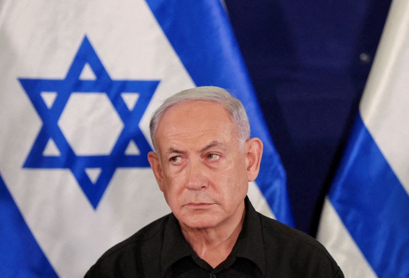 &copy; Reuters. FILE PHOTO: Israeli prime minister Benjamin Netanyahu during a press conference with defense minister Yoav Gallant and Cabinet minister Benny Gantz  in the Kirya military base in Tel Aviv , Israel , 28 October  2023.    ABIR SULTAN POOL/Pool via REUTERS/F