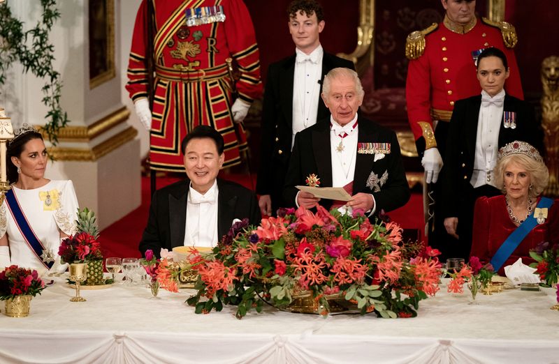 © Reuters. President of South Korea Yoon Suk Yeol listens as Britain's King Charles III speaks at the state banquet at Buckingham Palace in London, Britain November 21, 2023. Aaron Chown/Pool via REUTERS