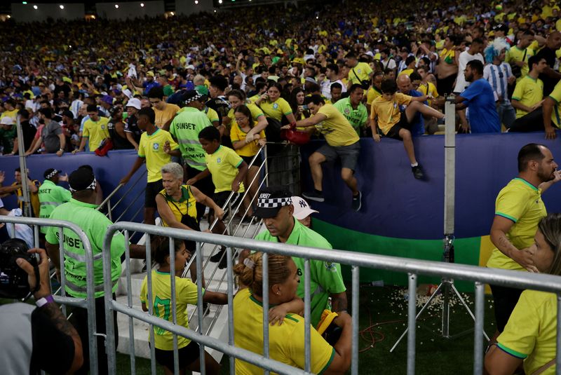 &copy; Reuters. Soccer Football - World Cup - South American Qualifiers - Brazil v Argentina - Estadio Maracana, Rio de Janeiro, Brazil - November 21, 2023 Fans clash with security staff in the stands causing a delay to the start of the match REUTERS/Ricardo Moraes