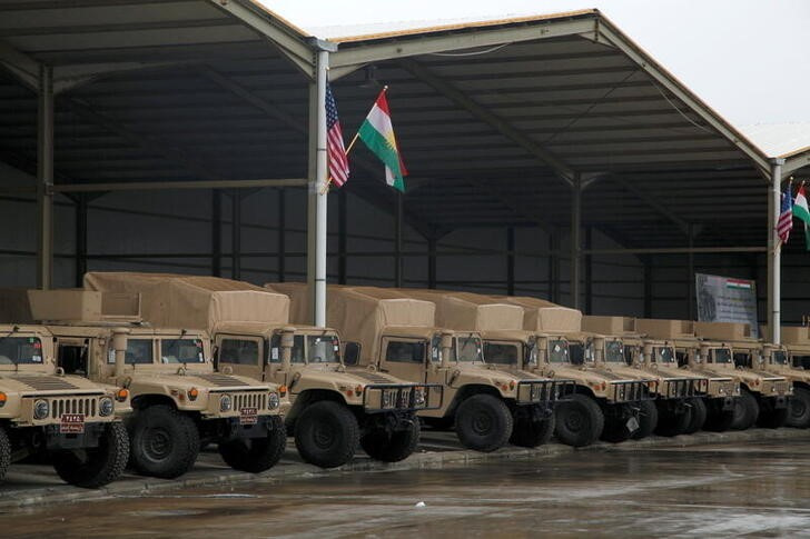 &copy; Reuters. 米軍は２１日、イラク国内の施設２カ所に対して空爆を行ったと発表した。写真は、イラク・アルビルに軍事施設に集結した米軍の軍用車両。２０２０年１１月１０日に撮影。（２０２３年