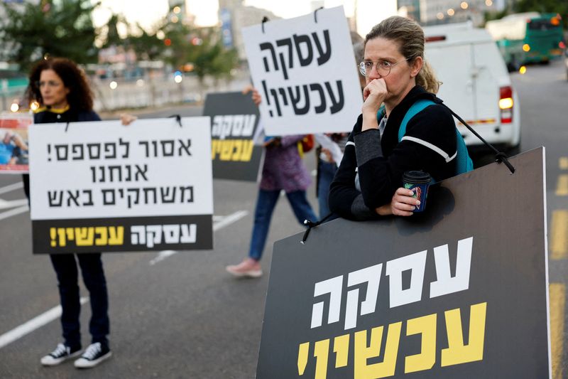 &copy; Reuters. متظاهرون في تل أبيب يحملون لافتات للمطالبة بتحرير الرهائن الذين يحتجزهم مسلحو حركة المقاومة الفلسطينية (حماس) منذ السابع من أكتوبر تشرين ال