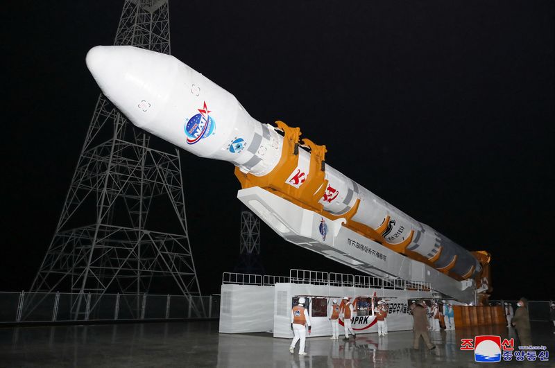 © Reuters. A rocket carrying a spy satellite Malligyong-1 is prepared to be launched, as North Korean government claims, in a location given as North Gyeongsang Province, North Korea in this handout picture obtained by Reuters on November 21, 2023.  KCNA via REUTERS