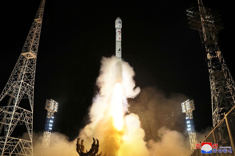 © Reuters. A rocket carrying a spy satellite Malligyong-1 is launched, as North Korean government claims, in a location given as North Gyeongsang Province, North Korea in this handout picture obtained by Reuters on November 21, 2023.  KCNA via REUTERS