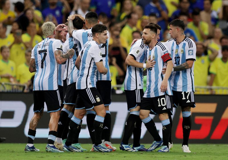 &copy; Reuters. لاعب الأرجنتين نيكولاس أوتامندي يحتفل بتسجيل الهدف الأول في مرمى البرازيل في تصفيات أمريكا الجنوبية المؤهلة لكأس العالم لكرة القدم 2026 يوم 