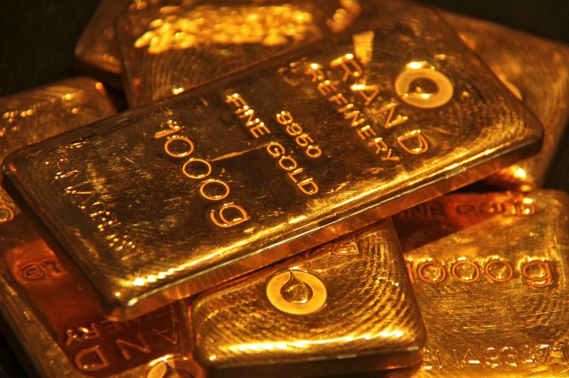 الذهب يتراجع إلى أقل من ألفي دولار بعد توقف هبوط الدولار