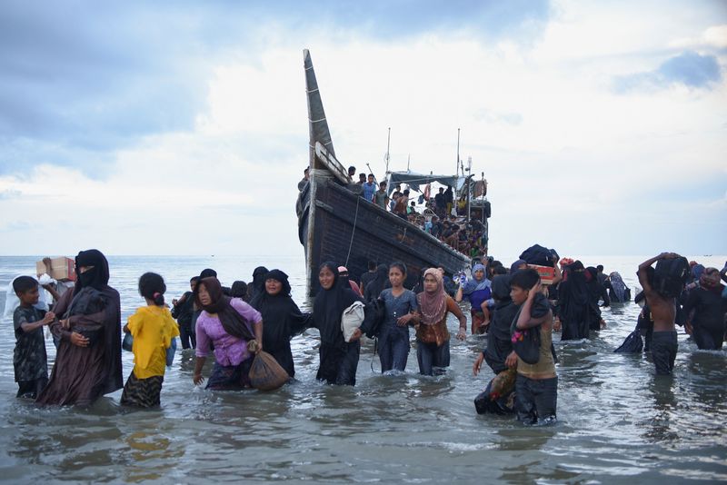 &copy; Reuters. インドネシアのアチェ州に２１日遅く、ミャンマーのイスラム教徒少数民族ロヒンギャ２００人以上がボートで漂着した。写真はインドネシアのウリーマドンで撮影（２０２３年　ロイター