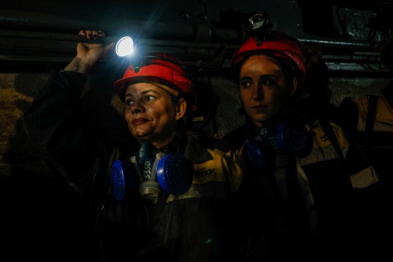 © Reuters. Nataliia, 43-years-old and Krystyna, 22-years-old, go down in an elevator to their underground workplace, amid Russia's attack on Ukraine, at a mine in Dnipropetrovsk region, Ukraine November 17, 2023. REUTERS/Alina Smutko