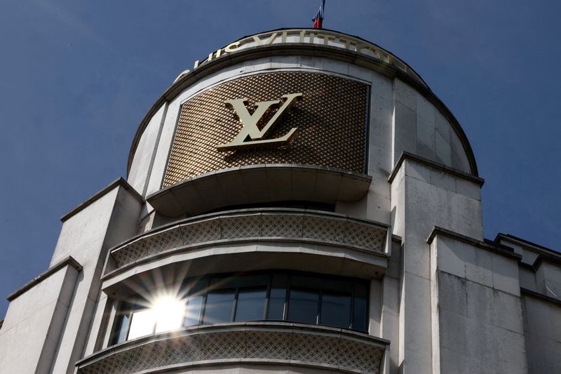 &copy; Reuters. A Louis Vuitton logo is seen outside a store on the Champs-Elysees avenue in Paris, France, June 27, 2023. REUTERS/Stephanie Lecocq/File Photo