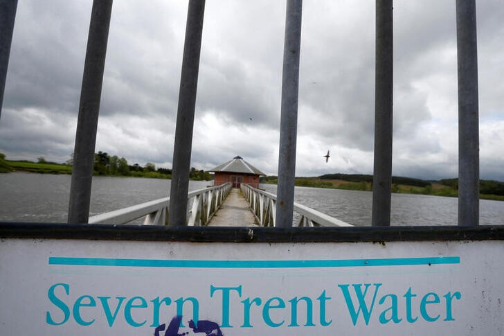 © Reuters. FILE PHOTO: A Severn Trent sign hangs on a gate at a reservoir in central England, May 15, 2013. REUTERS/Darren Staples/File Photo